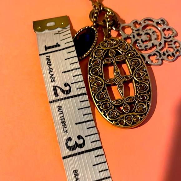 THREE CHARMS VINTAGE NECKLACE. - Picture 9 of 10